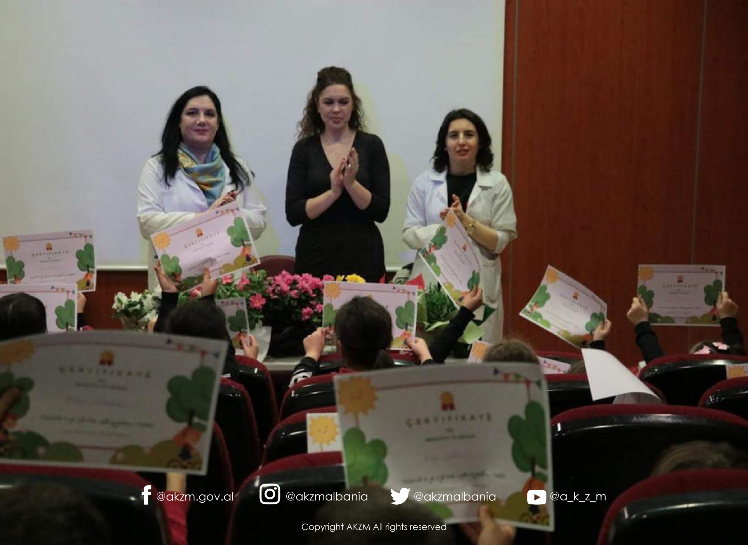 Dita e “Mbjelljes së Luleve” festohet me nxënës në të gjithë vendin